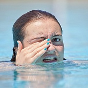 Почему нельзя купаться в контактных линзах